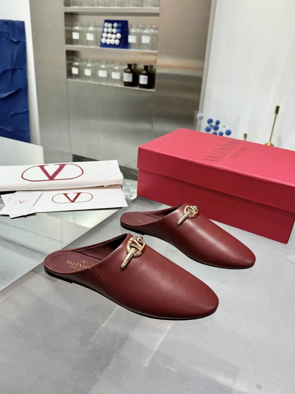 👟👟Ex-factory price 520👟👟 Valentino’s hottest new product in 2025, the new slippers are also easy to wear...😈😈😈 The latest logo buckle Perfectly combined with sexiness❤️‍🔥❤️‍🔥❤️‍🔥❤️‍🔥It is simply the pinnacle of summer fashion💖💖💖💖Original replica Outsole: Italian genuine leather outsole Heel height: Flat heel Size: 35-39 (40 41 42 customization is non-returnable and non-exchangeable)